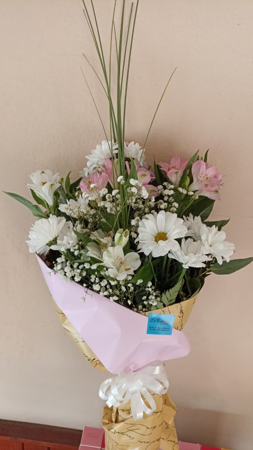 Ramo pequeño de flores variadas