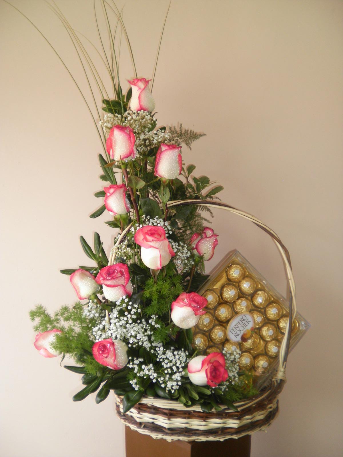 Canasta con rosas y bombones Ferrero Rocher
